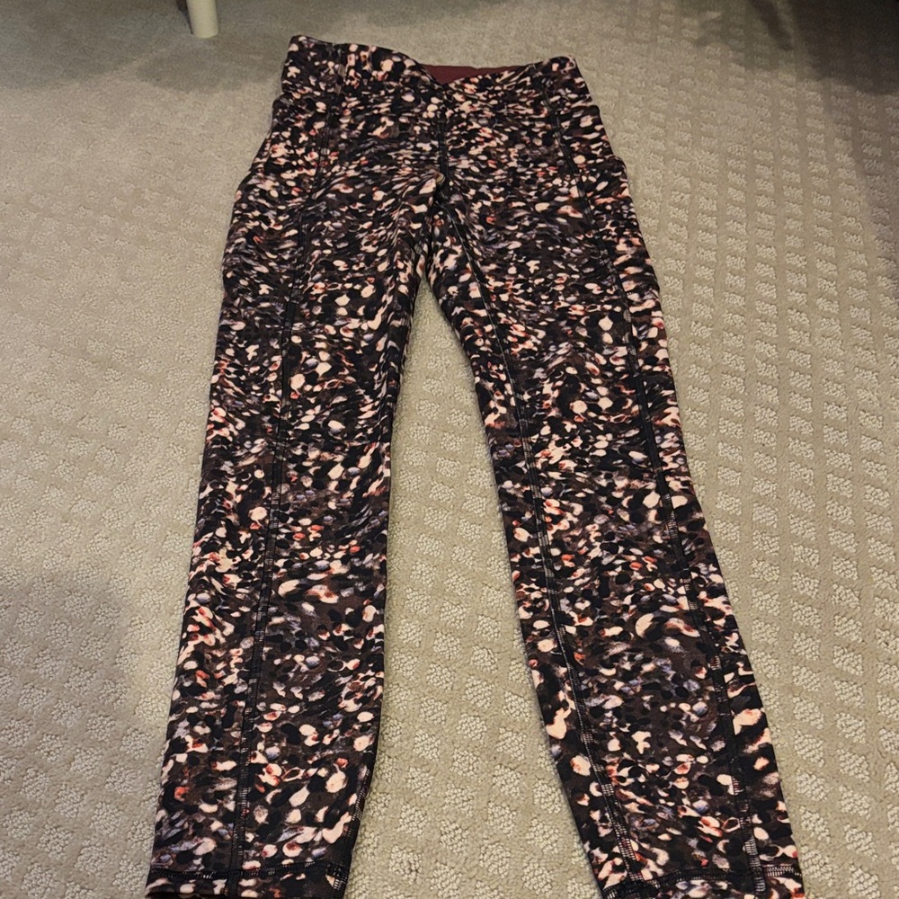 Lululemon Fast and Free Black Patterned Leggings Sz 2. 25”